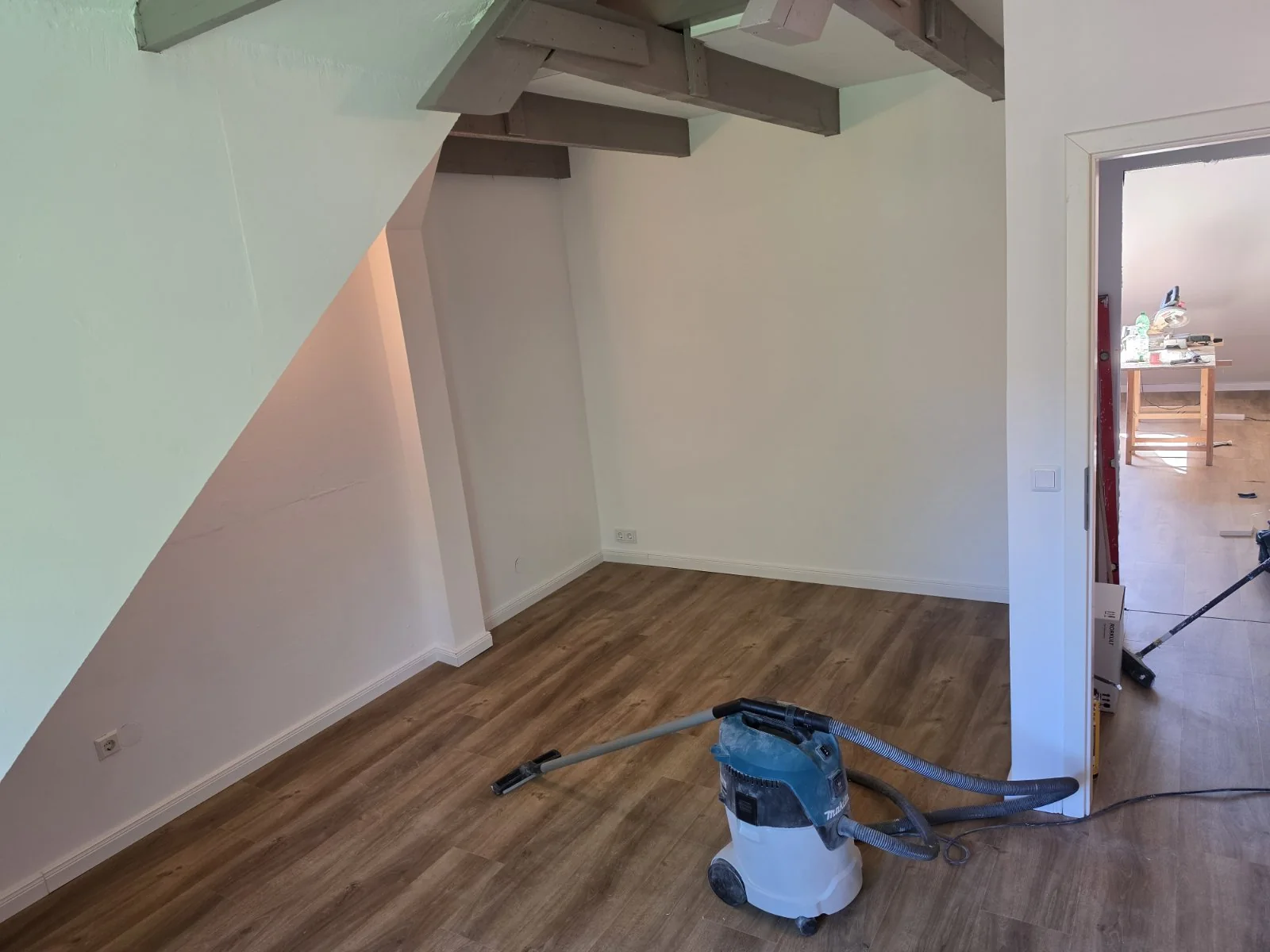 Renovierter Dachgeschossraum mit Bodenarbeiten
